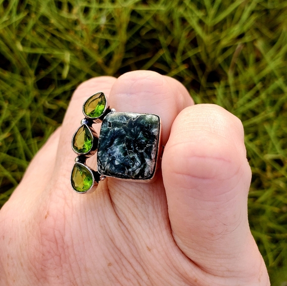 New Seraphinite & Peridot Silver Ring. - Picture 11 of 12